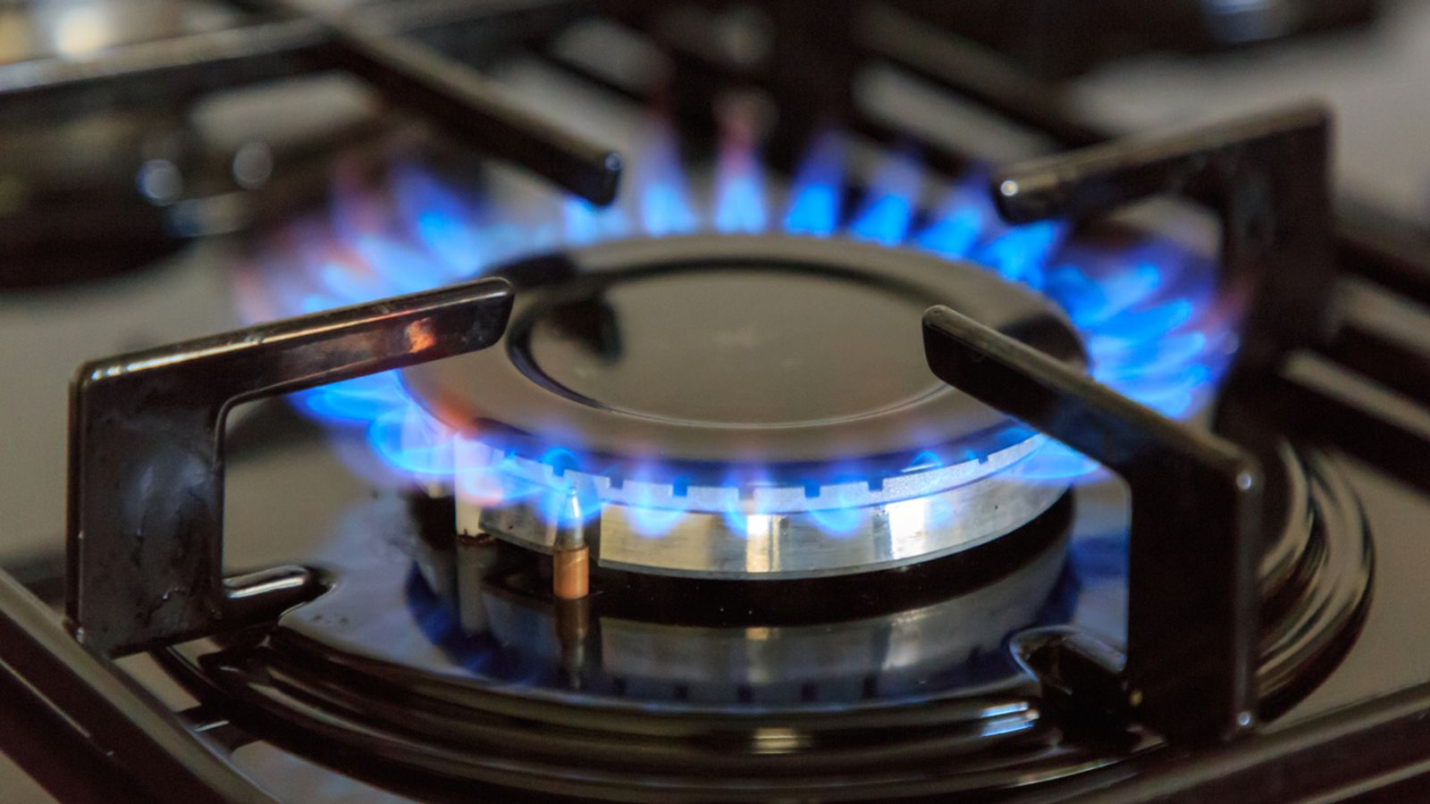 Government to trumpet £500m bills aid from energy suppliers amid winter fuel row 