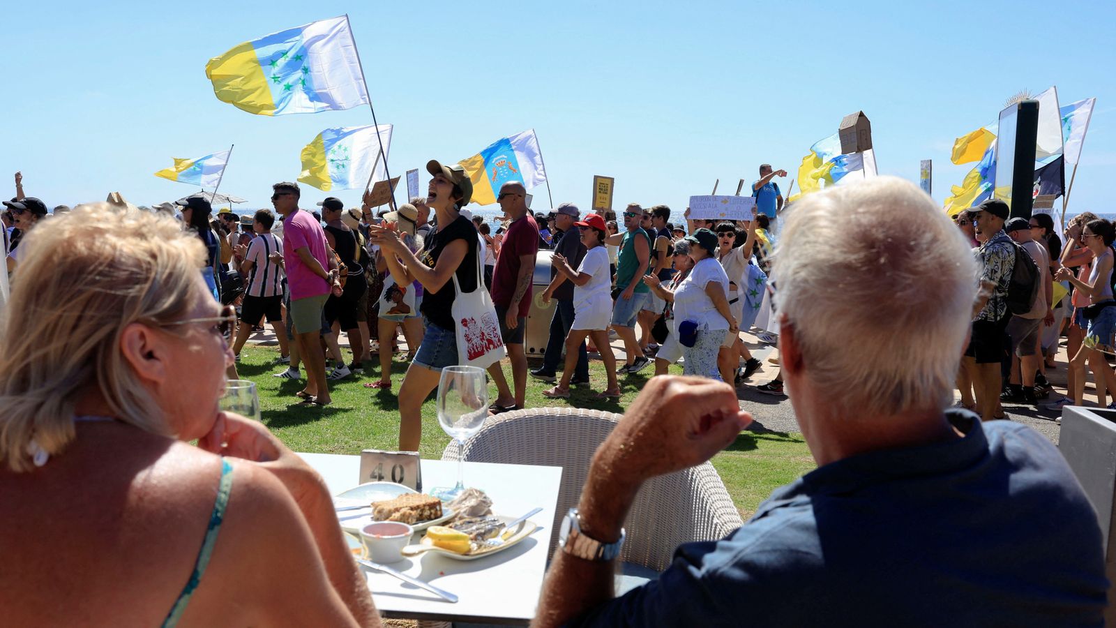 Canary Islands: Thousands demonstrate against tourism in holiday resorts