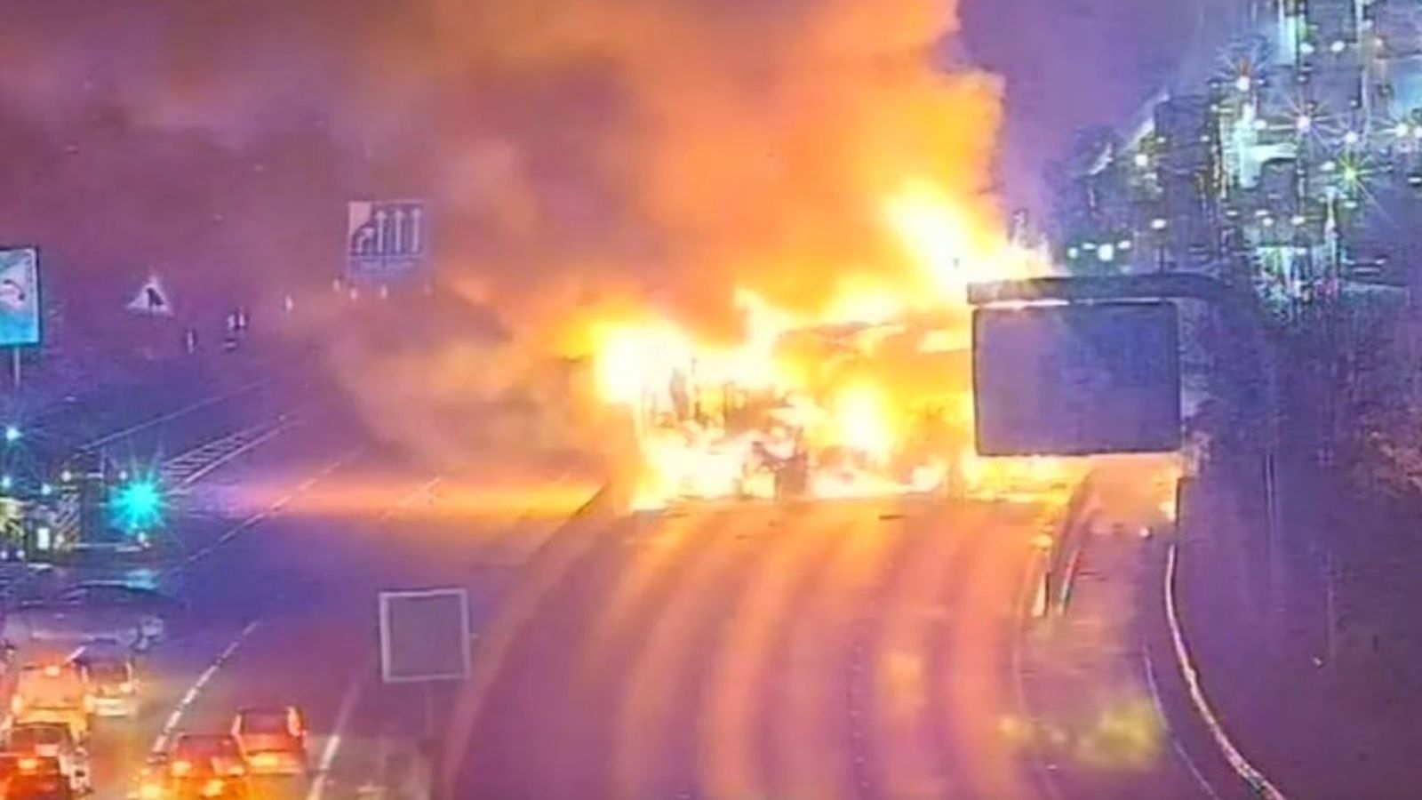 M25 closed in both directions between Surrey and Kent after serious lorry fire