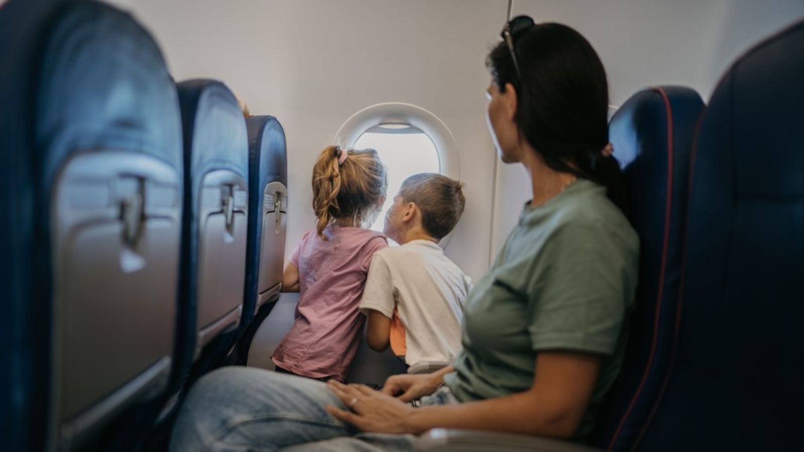 How to sit together on a flight without having to pay anything