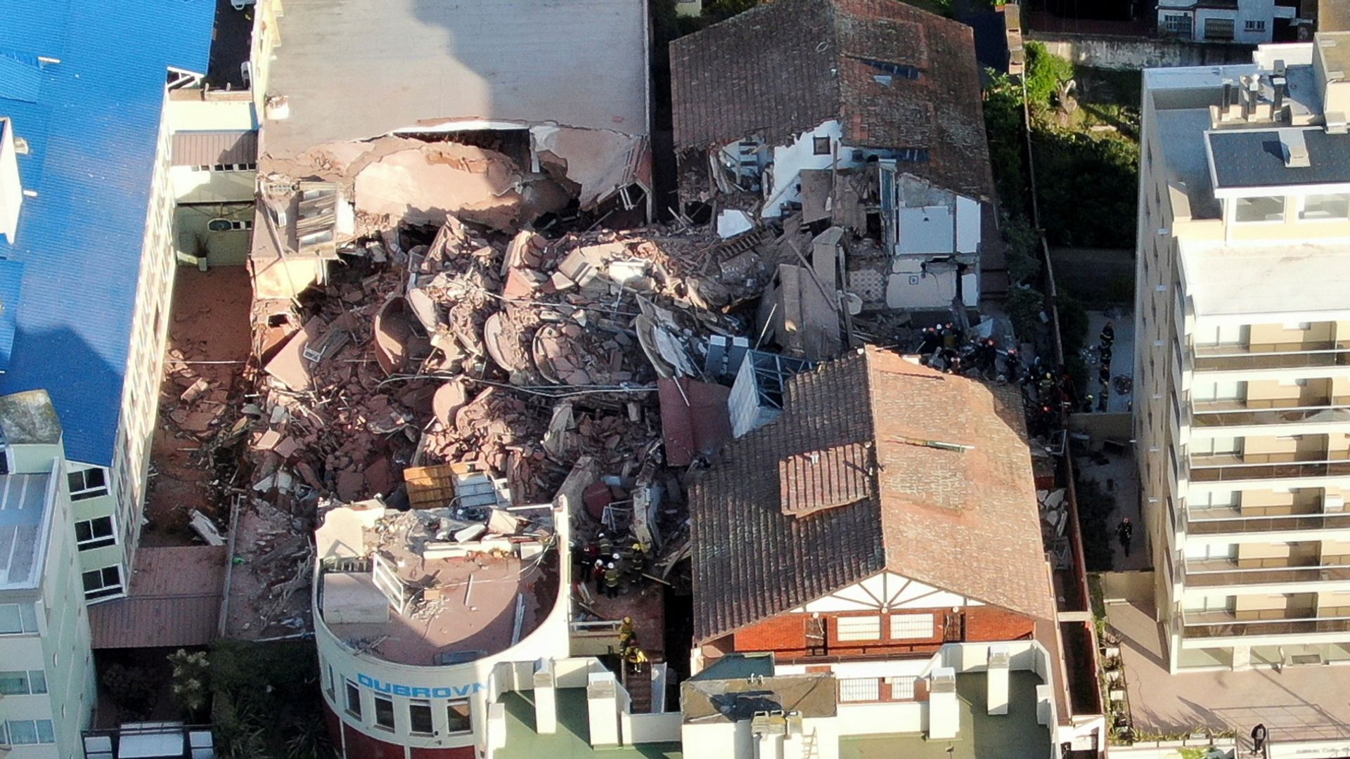 Hotel building collapses - people feared trapped