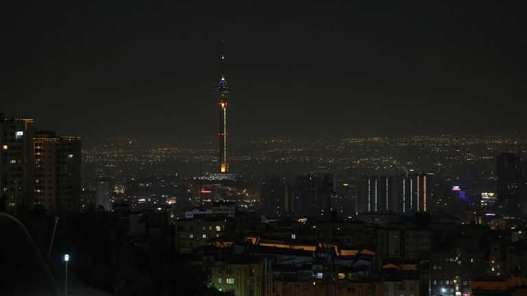 Una veduta della capitale iraniana, Teheran, all'alba di sabato 26 ottobre 2024. (AP Photo/Vahid Salemi)