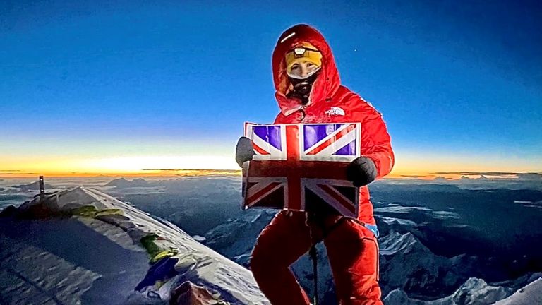 Adriana Brownlee, 23 lata, najmłodsza alpinistka, która zdobyła czternaście najwyższych szczytów świata. Na szczycie Shishapangma. Fot: Przygody Agi