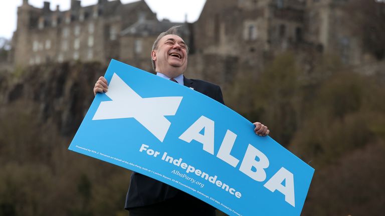 Partinin İskoç Parlamento seçimleri öncesinde Mid Scotland ve Fife kampanyasının başlangıcını kutlamak için Stirling Kalesi'nde yapılan fotoğraf görüşmesi sırasında Alex Salmond'un 13/04/21 tarihli dosya fotoğrafı. Eski İskoçya birinci bakanı ve mevcut Alba Partisi lideri 69 yaşında öldü. Yayın tarihi: 12 Ekim 2024 Cumartesi.