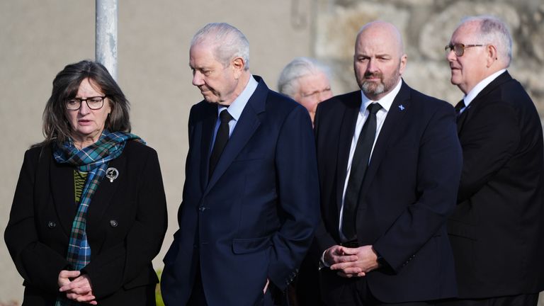 Jim Sillars (soldan ikinci), İskoçya'nın eski birinci bakanı Alex Salmond'un cenaze töreni için Fraserburgh, Strichen'deki Strichen Cemaati Kilisesi'ne geldi. Eski Alba Partisi ve SNP lideri, bu ayın başlarında Kuzey Makedonya'da düzenlenen bir konferansa katılırken kalp krizinden öldü. Resim tarihi: 29 Ekim 2024 Salı.