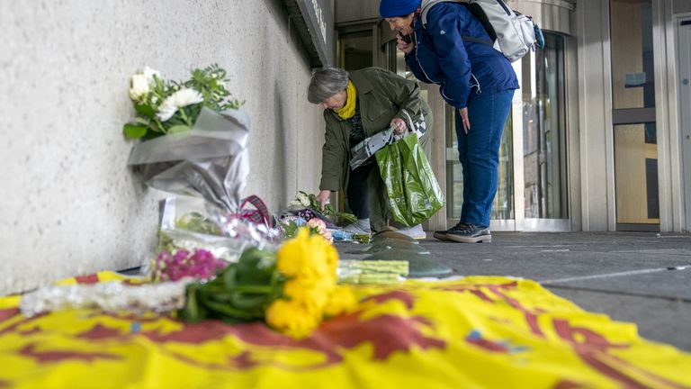 İskoçya'nın ilk SNP birinci bakanı ve şu anki Alba lideri Alex Salmond'un 69 yaşında ölmesinin ardından halka açık alan üyeleri, Edinburgh'daki İskoç Parlamentosu'nun önünde çiçek açıyor. Resim tarihi: 13 Ekim 2024 Pazar.