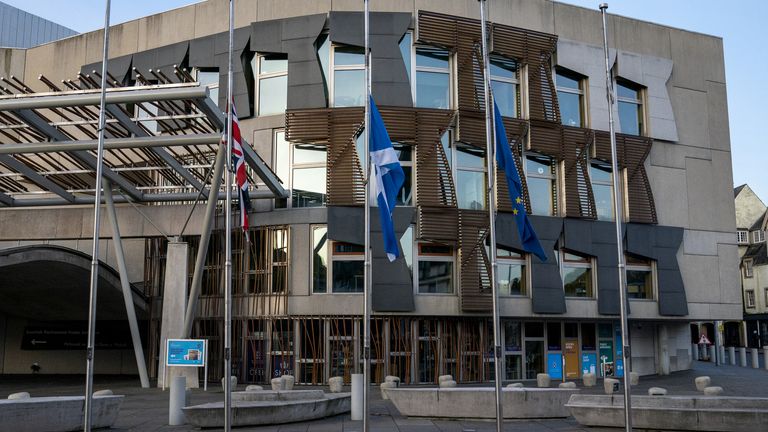 Edinburgh, Holyrood'daki İskoç Parlamentosu önünde bayraklar, Alex Salmond'un ölümünün ardından yarıya indirildi. Eski İskoçya birinci bakanı ve mevcut Alba Partisi lideri, 12 Ekim 2024 Cumartesi günü 69 yaşında öldü. Resim tarihi: 13 Ekim 2024 Pazar.