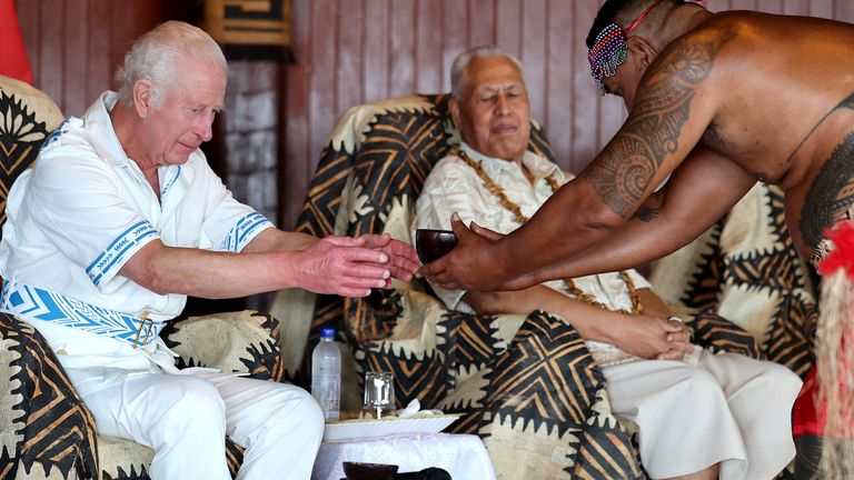 Król popija uroczysty napój i podczas powitania na Samoa otrzymuje zwłoki wieprzowe | Wiadomości z Wielkiej Brytanii | Tiger’s Media