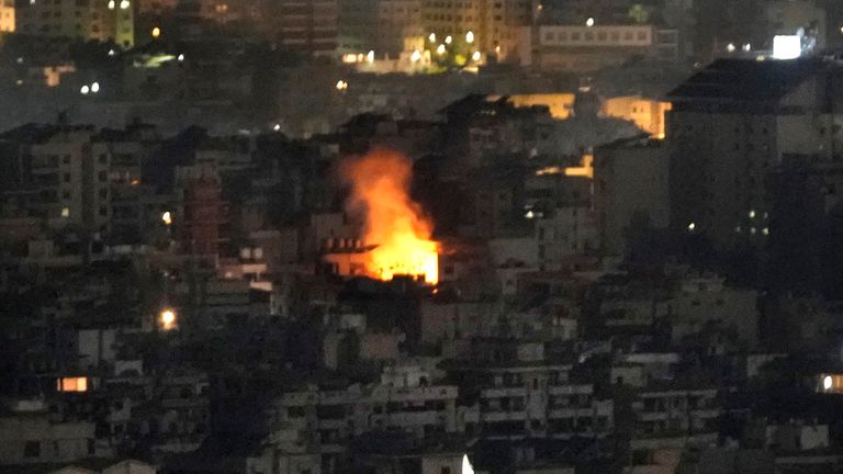 Un edificio en llamas en los suburbios del sur de Beirut el domingo. Foto: AP