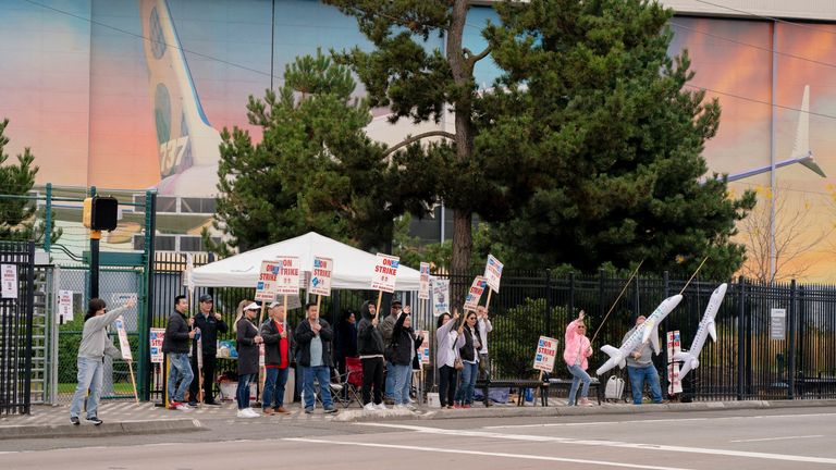 Boeing factory workers and supporters gather on a picket line near the entrance to a Boeing production facility in Renton, Washington, U.S. October 11, 2024. REUTERS/David Ryder