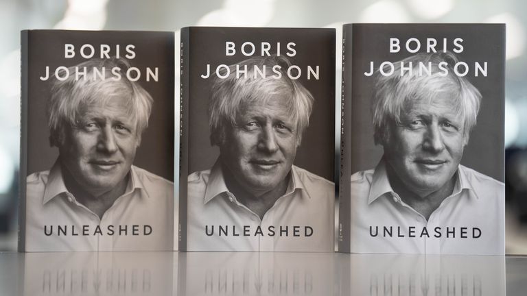 Eski başbakan Boris Johnson'ın, 10 Ekim'de kamuoyuna açıklanacak olan Unleashed başlıklı son anı kitabının kopyaları. Resim tarihi: 3 Ekim 2024 Perşembe.