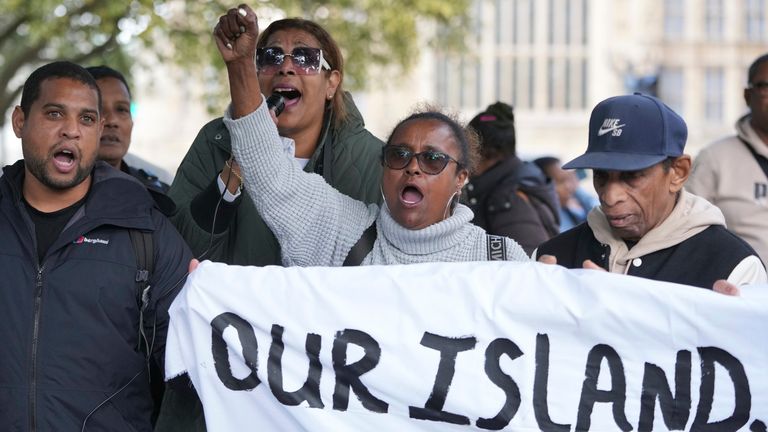 チャゴスの住民は抗議を訪問して広告イギリスに答えることで、ハゴスの長い間開催された島の主権をモーリシャスに伝えることに同意し、彼らに対して "例外" 2024年10月7日月曜日、ロンドンの議会の部屋の外のチャゴスからの交渉から（AP Photo/Kin Cheung）