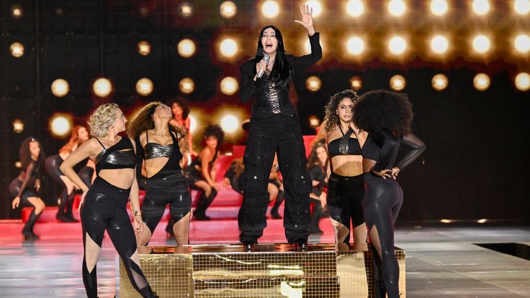 Cher se produit lors du défilé de mode Victoria's Secret, le mardi 15 octobre 2024, dans le quartier de Brooklyn à New York. (Photo par Evan Agostini/Invision/AP)