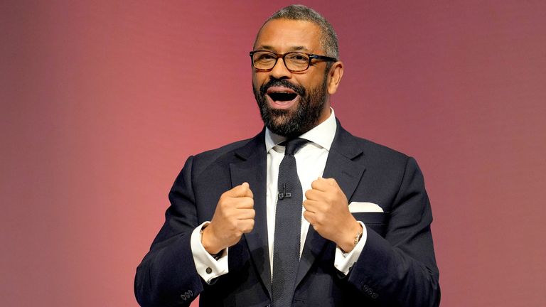 Det konservative partiets lederkandidat James Cleverly henvender seg til medlemmene på det konservative partiets konferanse. Foto: AP