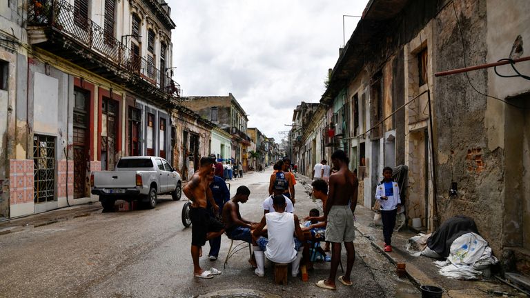 La gente se reúne al aire libre mientras Cuba se ve afectada por un corte de energía en toda la isla, en La Habana, Cuba, el 18 de octubre de 2024. REUTERS/Norlys Pérez