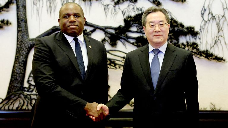 David Lammy y el viceprimer ministro chino Ding Xuexiang se dan la mano antes de su reunión en el Gran Palacio del Pueblo en Beijing, China. Foto: Reuters