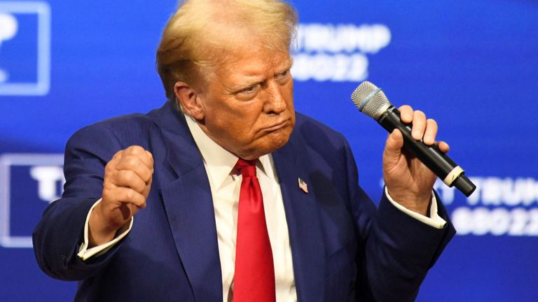 El candidato presidencial republicano, el ex presidente estadounidense Donald Trump, baila durante un evento de campaña en un ayuntamiento en Oaks, Pensilvania, EE.UU., el 14 de octubre de 2024. REUTERS/David Muse