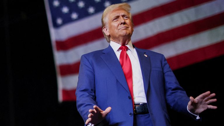 FOTO DE ARQUIVO: O candidato presidencial republicano e ex-presidente dos EUA Donald Trump gesticula durante um comício em Novi, Michigan, EUA, 26 de outubro de 2024. REUTERS/Carlos Barria/Foto de arquivo