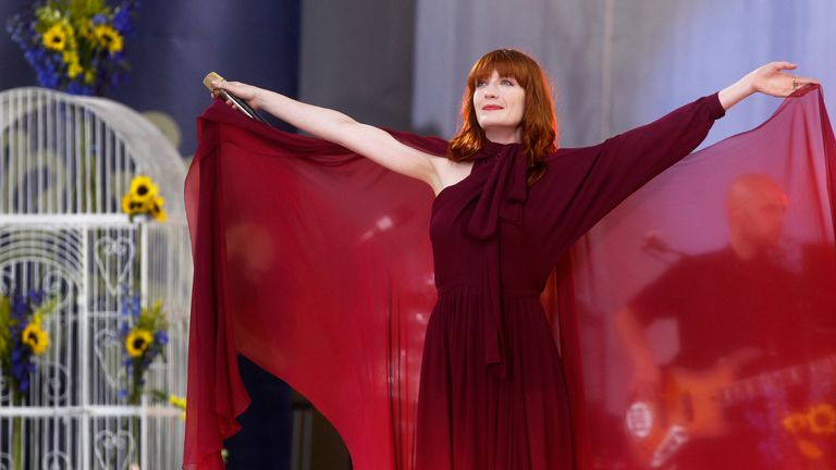 Florence Welch, cantante principal de Florence and the Machine, actúa en Central Park durante el programa Good Morning America de ABC en Nueva York, el 24 de junio de 2011.