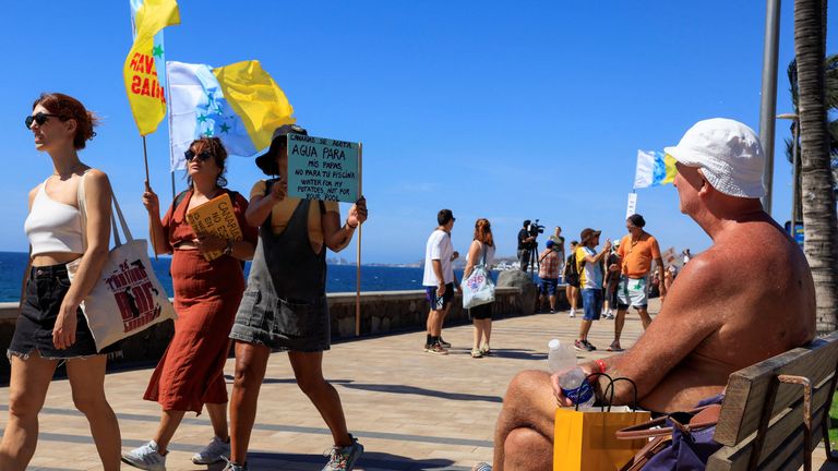 Een toerist op Gran Canaria. Afbeelding: Reuters