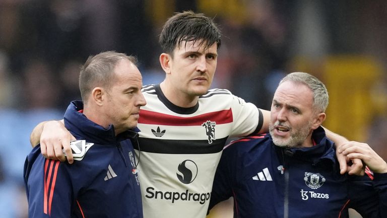Harry Maguire otrzymuje pomoc z boiska po kontuzji. Zdjęcie: PA