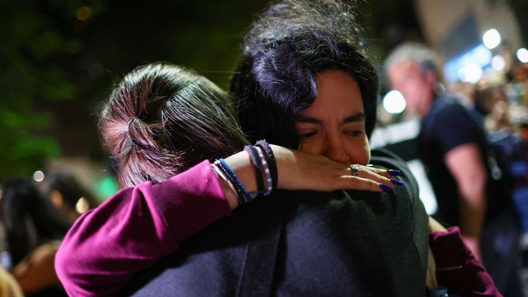 Los fanáticos se abrazan frente al hotel. Foto: Reuters