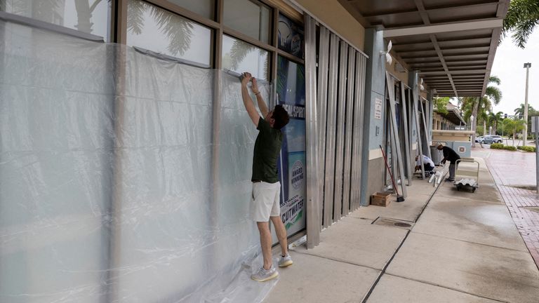 People board up businesses as Hurricane Milton approaches Fort Myers, Florida, U.S. October 8, 2024. REUTERS/Ricardo Arduengo/File Photo