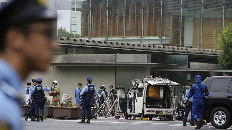 Mężczyzna aresztowany po rzuceniu bomb zapalających na siedzibę partii rządzącej w Japonii i wjechaniu samochodem w płot wokół biura premiera | Wiadomości ze świata | Tiger’s Media