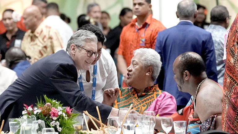 Keir Starmer con la Primera Ministra de Samoa, Afioga Fiame, Naomi Mata'afa (centro) en una recepción de bienvenida y banquete estatal en el Parque Apia durante la Reunión de Jefes de Gobierno de la Commonwealth en Samoa. Fecha de la foto: Jueves 24 de octubre de 2024. Foto de PA. Ver la historia de la Commonwealth POLÍTICA DE PA. El crédito de la foto debe decir: Stefan Rousseau/PA Wire