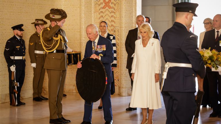 Koning Charles en koningin Camilla leggen een krans bij het Australian War Memorial in Canberra. Foto: Brook Mitchell/Pool Foto via AP