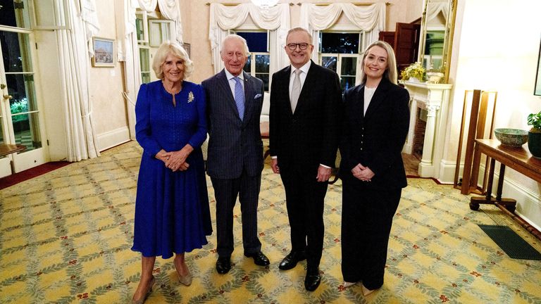 Król Karol i królowa Camilla z Anthonym Albanese i Jodie Haydon. Zdjęcie: Pałac Kensington