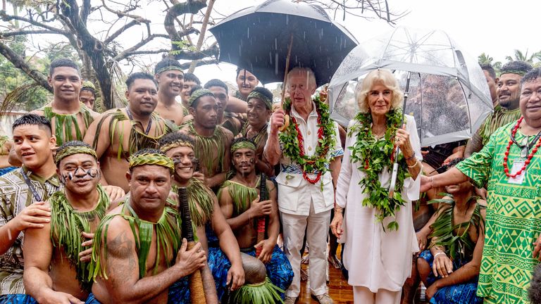 Król Karol i królowa Camilla z członkami drużyny krykieta podczas wizyty w Samoańskiej Wiosce Kulturalnej w Apii. Zdjęcie: PA