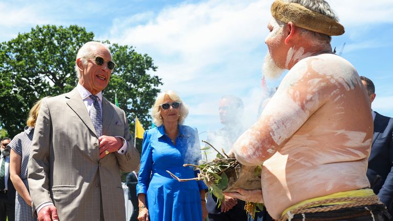 De Koning en Koningin nemen deel aan een rookceremonie. Foto: PA