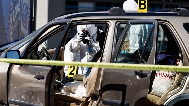 Een forensische inspecteur gebruikt een camera op de locatie die volgt wat volgens het ministerie van Volksgezondheid een Israëlische aanval op een auto was, nabij de stad Jounieh, met een christelijke meerderheid, ten noorden van Beiroet, Libanon, op 19 oktober 2024. REUTERS/Yara Nardi