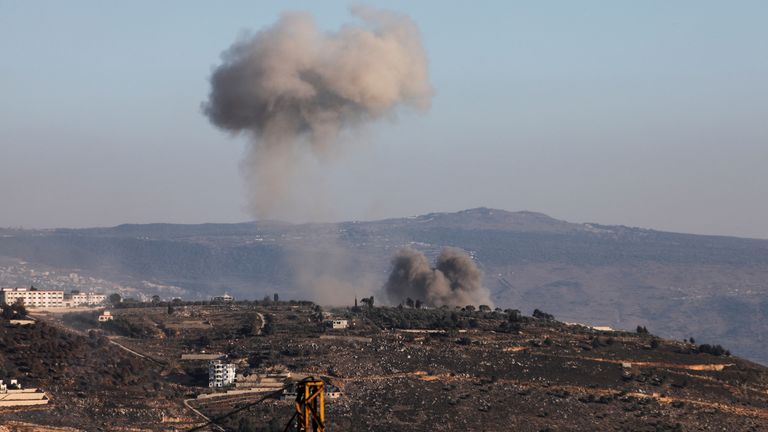 El humo se eleva sobre la frontera entre Israel y el Líbano. Foto: Reuters