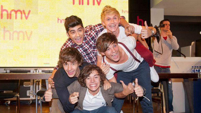 Louis Tomlinson, Harry Styles, Zian Malik, Liam Payne y Niall Horan de One Direction One Direction Conoce fanáticos en HMV Oxford Circu s en 2011. Pic: MediaPunch/AP Pic: AP