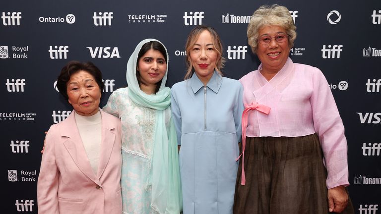 (RL): Lee Hee Soon, Malala Yousafzai, Sue Kim i Jang Soon Duk. Zdjęcie: Apple TV+