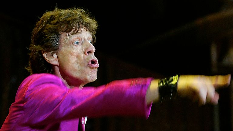 Mick Jagger de los Rolling Stones actúa durante el primer concierto holandés del 'Licks World Tour' en el estadio Kuip de Rotterdam, el 11 de agosto de 2003. Foto del mes de agosto de 2003 REUTERS/Michael Kooren PP03080032 MKN