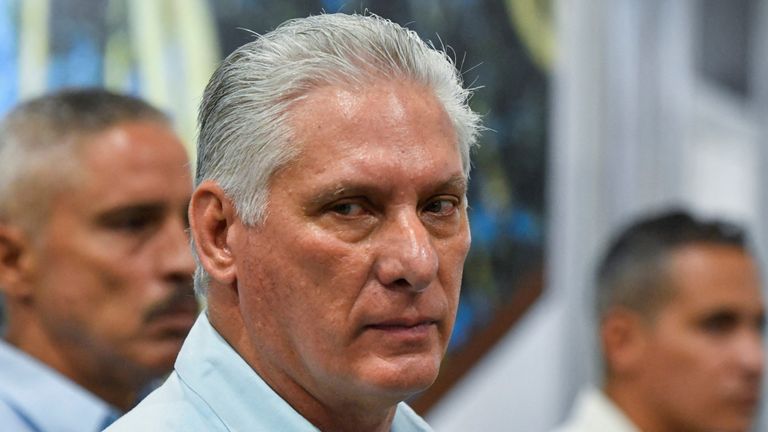 El presidente cubano Miguel Díaz-Canel visita la 3ra exposición Internacional de Energías Renovables y Eficiencia Energética en La Habana, Cuba, 20 de septiembre de 2024. REUTERS/Norlys Pérez