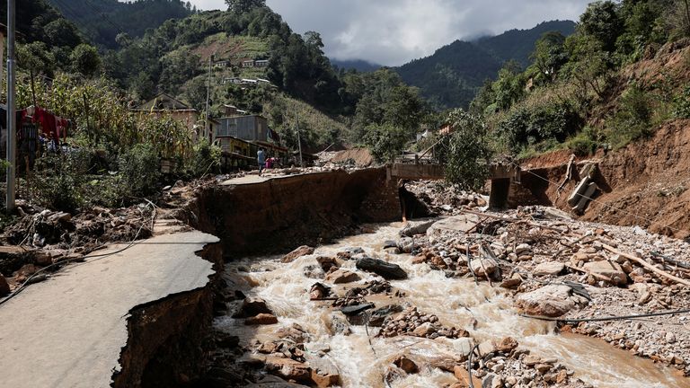 Se ve una carretera dañada en la aldea de Bhumidanda, municipio de Panauti, después de que graves inundaciones causadas por fuertes lluvias interrumpieran todas las rutas de transporte el 1 de octubre de 2024 en Kawre, Nepal. REUTERS/Navesh Chitrakar