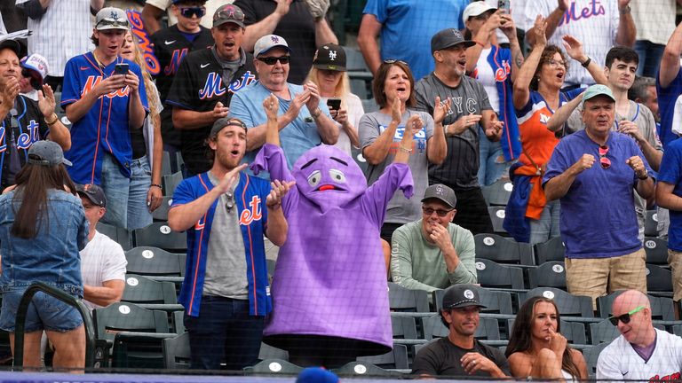 Los fanáticos de los Mets de Nueva York aplauden cuando el lanzador de los Mets Danny Young golpea a Brenton Doyle de los Rockies de Colorado para finalizar un juego de béisbol, el jueves 8 de agosto de 2024, en Denver. (Foto AP/Dawid Zalubowski)