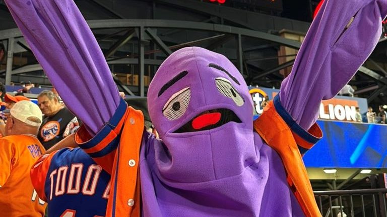 Fanáticos de los Mets de Nueva York de Amanda con el papel de Grimace. Foto de : Amanda Indart