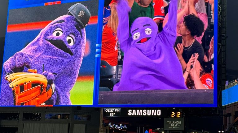 Fanáticos de los Mets de Nueva York de Amanda con el papel de Grimace. Foto de : Amanda Indart