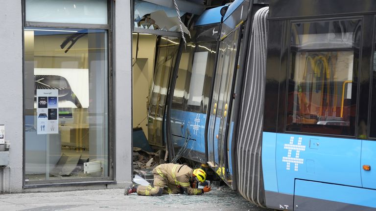 A first responder works after a tram derailed and crashed into a building in the center of Oslo, Norway October 29, 2024. NTB/Terje Pedersen via REUTERS   ATTENTION EDITORS - THIS IMAGE WAS PROVIDED BY A THIRD PARTY. NORWAY OUT. NO COMMERCIAL OR EDITORIAL SALES IN NORWAY.