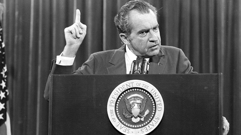 Prezydent Richard Nixon przemawia w pobliżu Orlando na Florydzie podczas dorocznego spotkania redaktorów zarządzających Associated Press, 17 listopada 1973 r. Nixon powiedział APME 