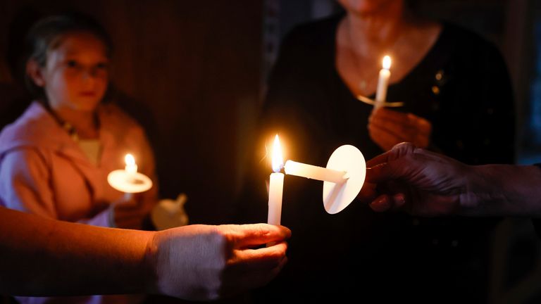 Pessoas acendem velas durante vigília pelas vítimas do tiroteio.   Foto: The Seattle Times/AP