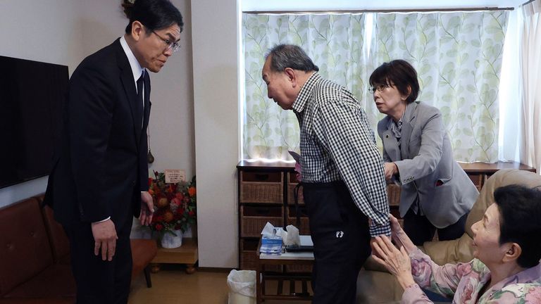 Ish i dënuari me vdekje Iwao Hakamada kërkon falje nga shefi i selisë së policisë prefekturale Shizuoka Takayoshi Tsuda (majtas) në shtëpinë e Hakamada në qytetin Hamamatsu, prefektura Shizuoka më 21 tetor 2024. 88-vjeçari Hakamada Iwao u gjet i pafajshëm vrasja e një familjeje prej katër anëtarësh 58 vjet më parë. (The Yomiuri Shimbun nëpërmjet AP Images)