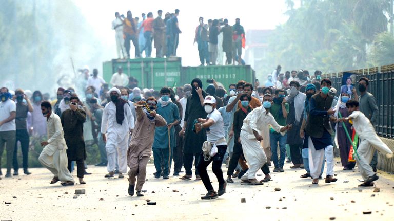 Apoiadores do partido do ex-primeiro-ministro paquistanês Imran Khan, o Paquistão Tehreek-e-Insaf (PTI), atiram pedras durante uma manifestação antigovernamental em Islamabad, Paquistão, em 5 de outubro de 2024. REUTERS/M Asim