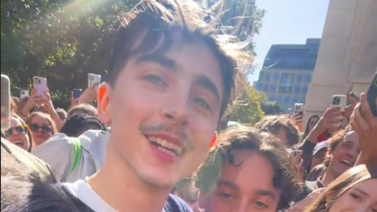 Actor Timothée Chalamet makes a astonishment  quality  astatine  his ain  look-alike contention   successful  Lower Manhattan 27/10/2024. Screengrab from tiktok video https://vm.tiktok.com/ZGd8YPPAc/  utilized  with support   jadiecakes_