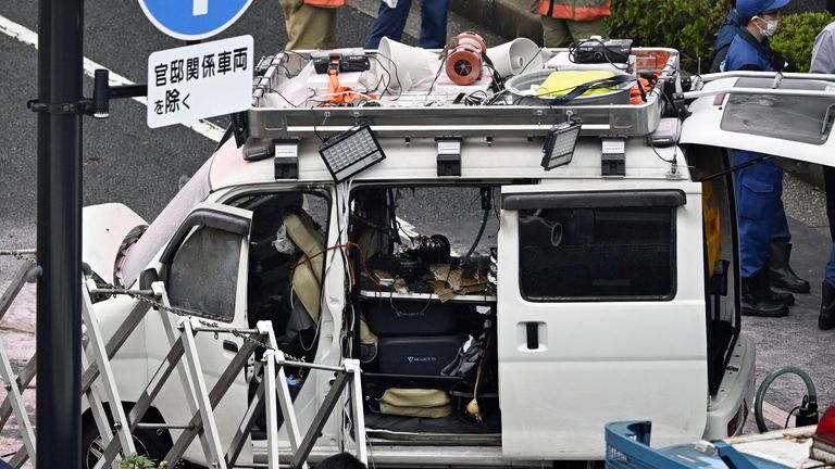 Pojazd uderzył w barykadę w pobliżu biura premiera w Tokio. Zdjęcie: AP